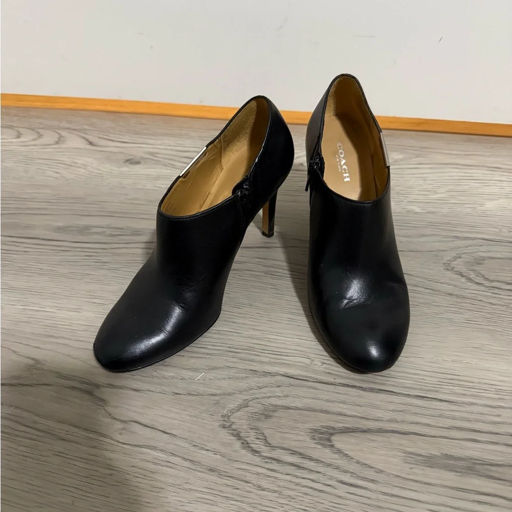 Coach Black Leather Ankle Booties Womens Size 7 Side Zip Heel Classic Pumps